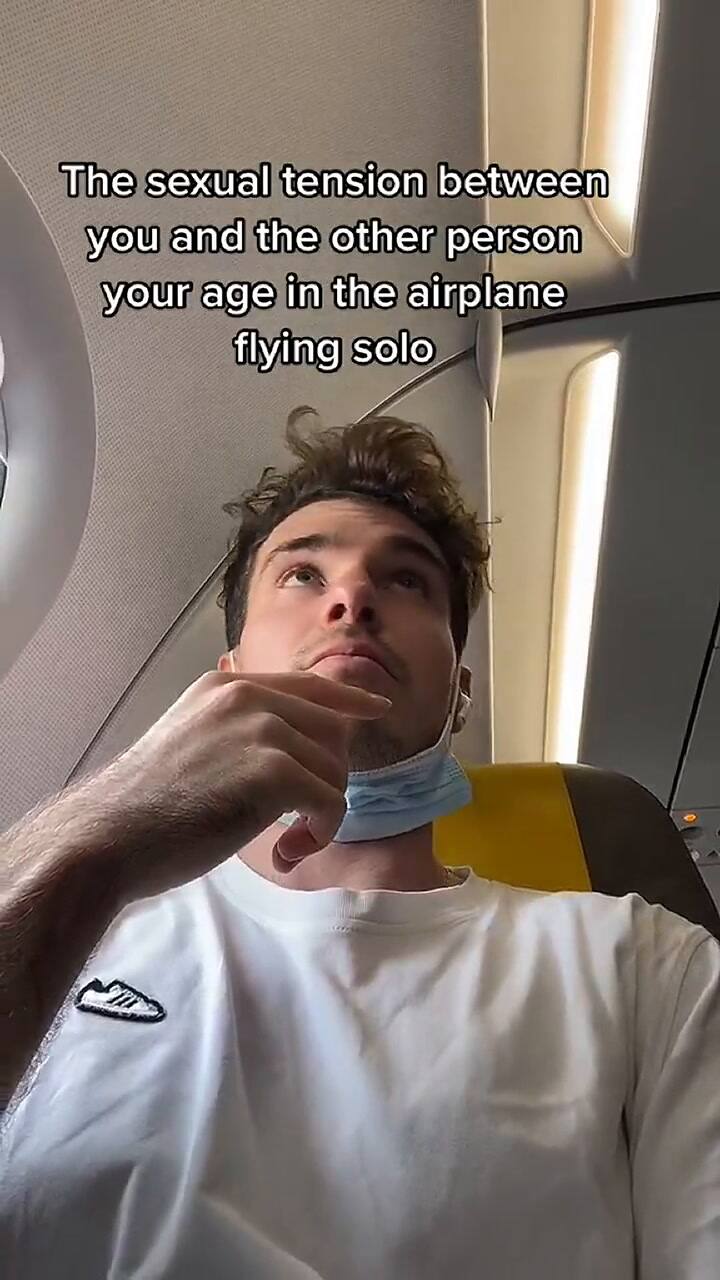 Compartió una situación habitual que viven los jóvenes en los aviones y se hizo viral