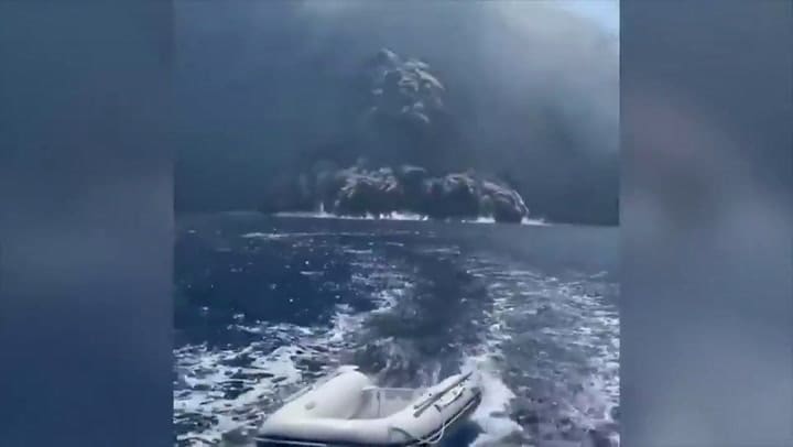 Impresionante escape de un barco de turistas tras la erupción del volcán Strómboli - @tiempobrasero