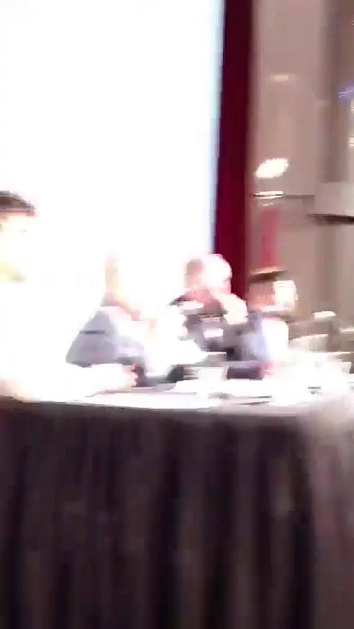 Mal momento para Duhalde en una exposición universitaria