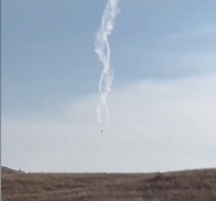 La aeronave modelo C-130 cayó en espiral dejando una estela de humo blanco