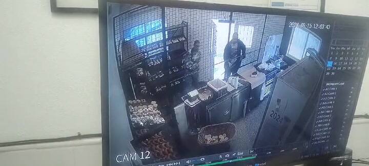 Con una carabina robó una panadería