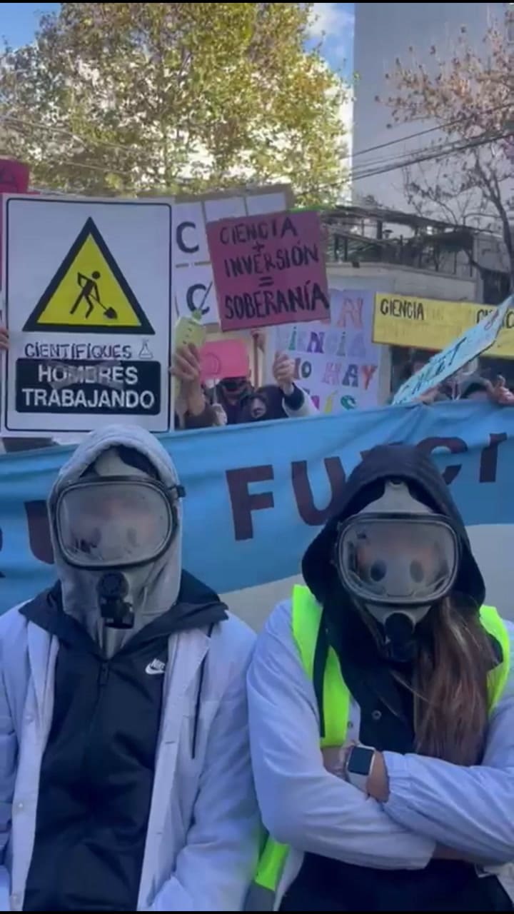 Protesta de investigadores frente al Polo Científico de Palermo