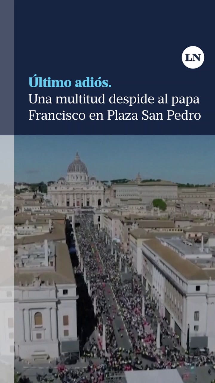 Una multitud despide al papa Francisco en Plaza San Pedro