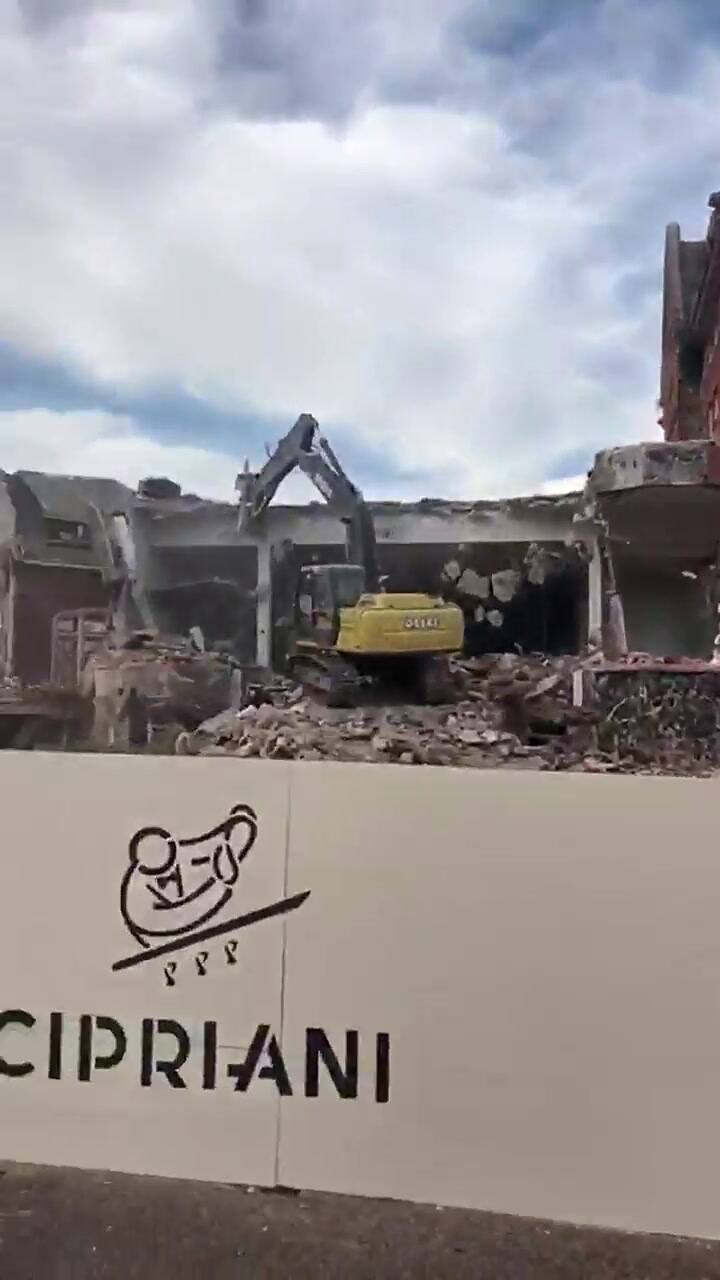 Demuelen el hotel San Rafael