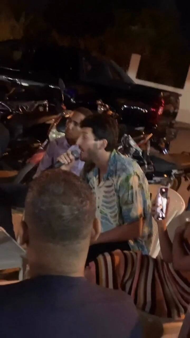 Los cantantes participaron en un karaoke durante sus vacaciones