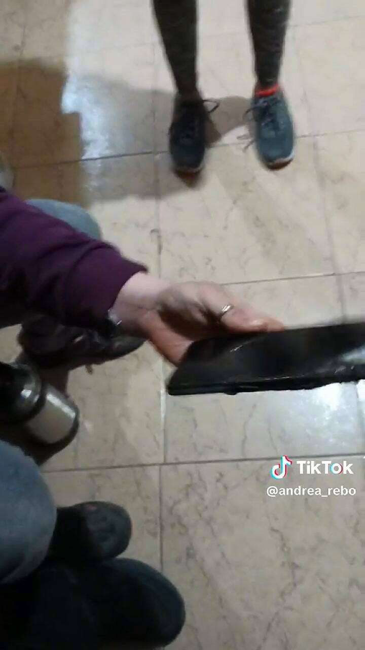 Una mujer mostró cómo le quedó su celular al quemarse la mitad de su pantalla