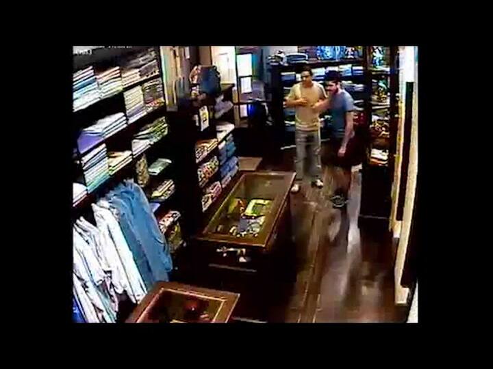 Se hacen pasar por clientes para robar un local de indumentaria