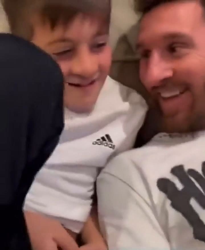 El saludo de Tiago PZK a Tiago, uno de los hijos de Messi