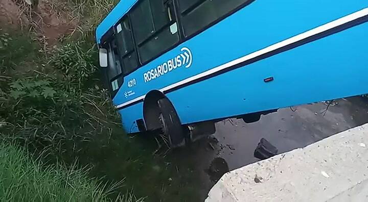 Perdió el control del colectivo y cayó desde un puente a arroyo