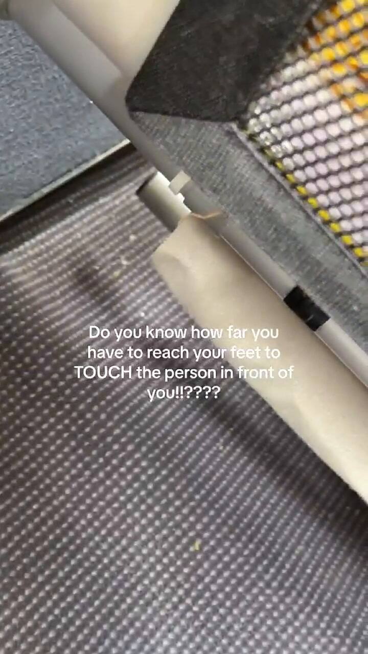 Una viajera expuso que su compañero de asiento la tocó con su pie y quedó aterrada