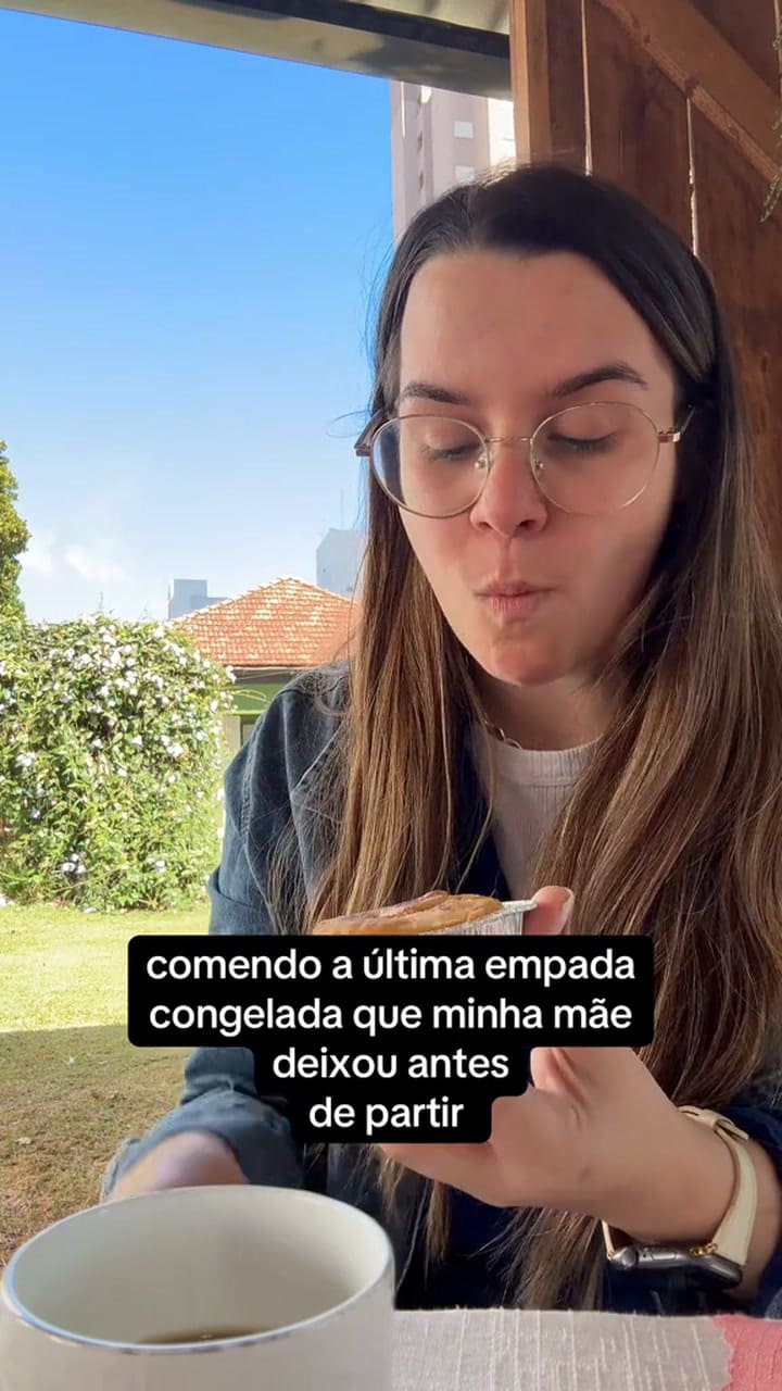 Congeló la última empanada que le dejó su madre antes de morir y grabó el momento en que decidió comerla