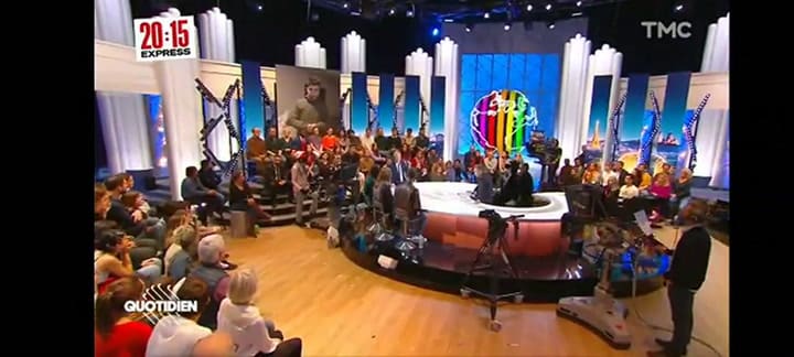 El momento en que una bomba cae detrás de un periodista francés en Ucrania. Fuente: TMC