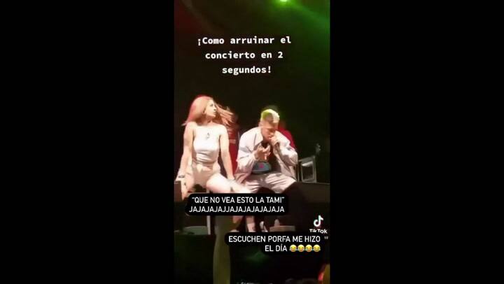 Incómodo: la reacción de L-Gante cuando dos chicas se subieron al escenario