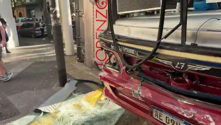 En Almagro: un furgón quedó volcado tras un fuerte choque con un colectivo de línea