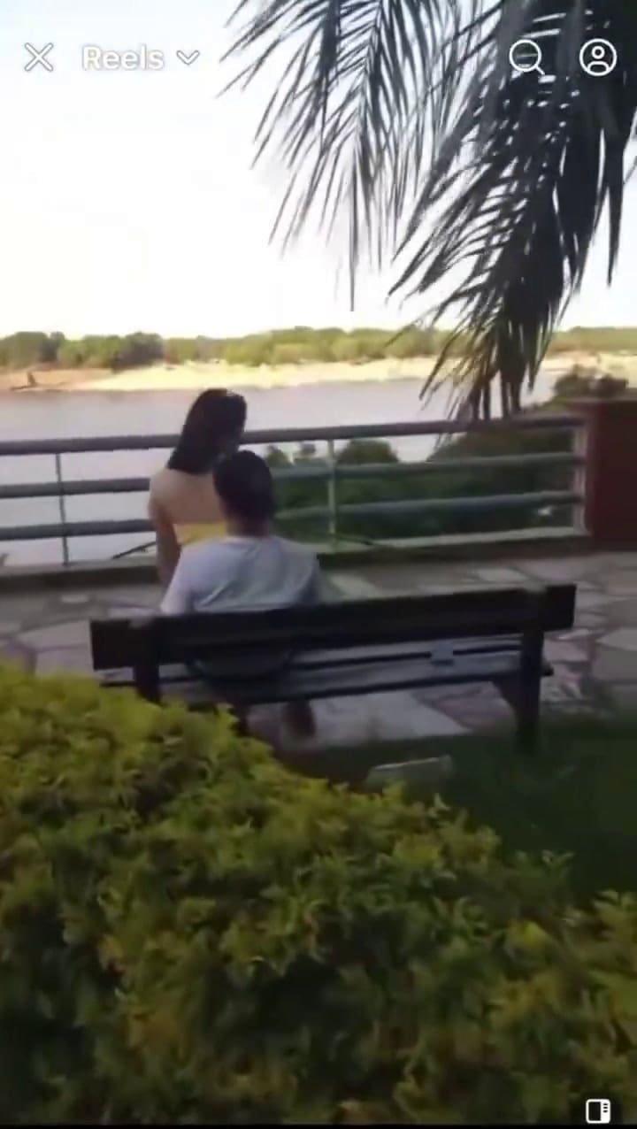 Una chica encontró a su mejor amiga y a su novio de incógnitos en una plaza (@xalertnow)