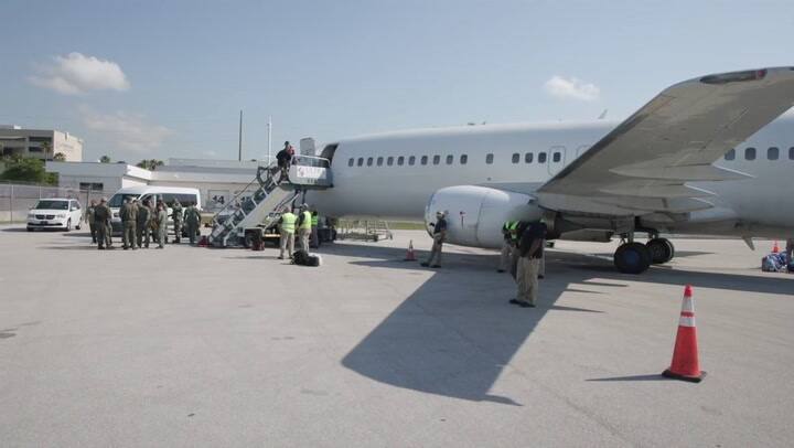 Así son los vuelos de deportación de migrantes indocumentados en EE.UU.