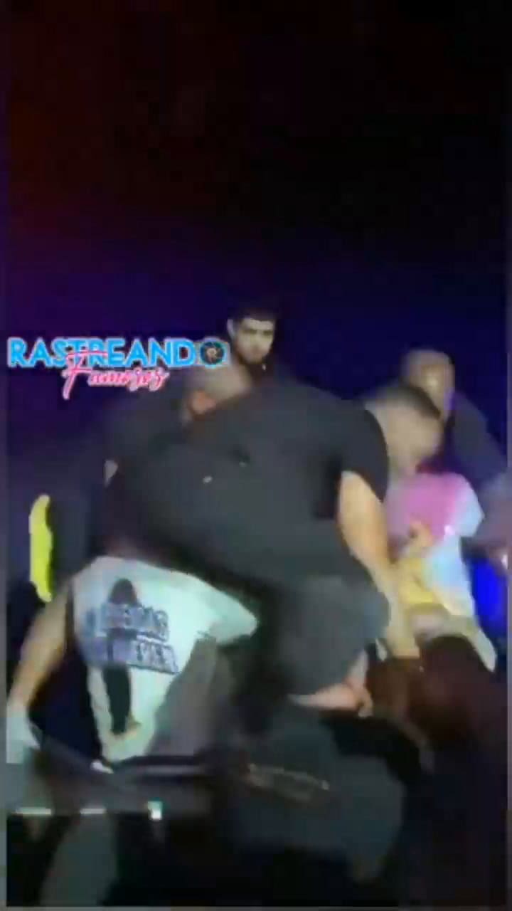 Fan derribó a Anuel AA en pleno concierto