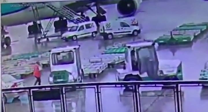 Ezeiza: el momento en que subían el cargamento de drogas