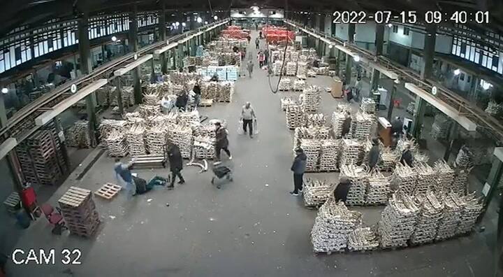 Intentó robarle la cartera a una mujer en el Mercado Central y terminó siendo linchado