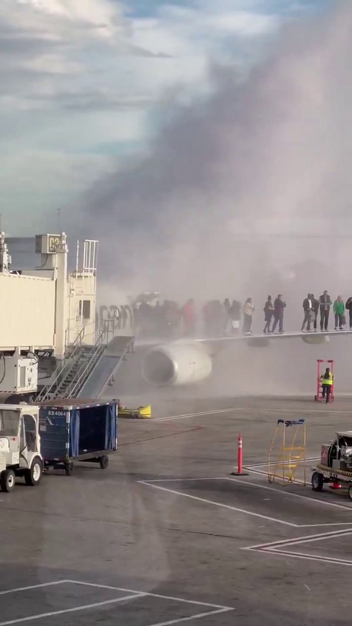 Pasajeros en las alas: el video de la dramática evacuación del avión de American Airlines que se incendió en Denver