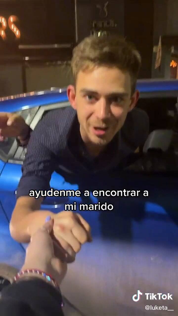 Se comprometió borracha con un joven que no conocía y ahora lo busca