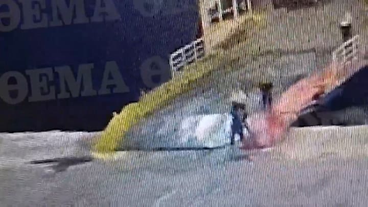 Quiso abordar un ferry, la tripulación lo lanzó al mar por “llegar tarde” y murió ahogado