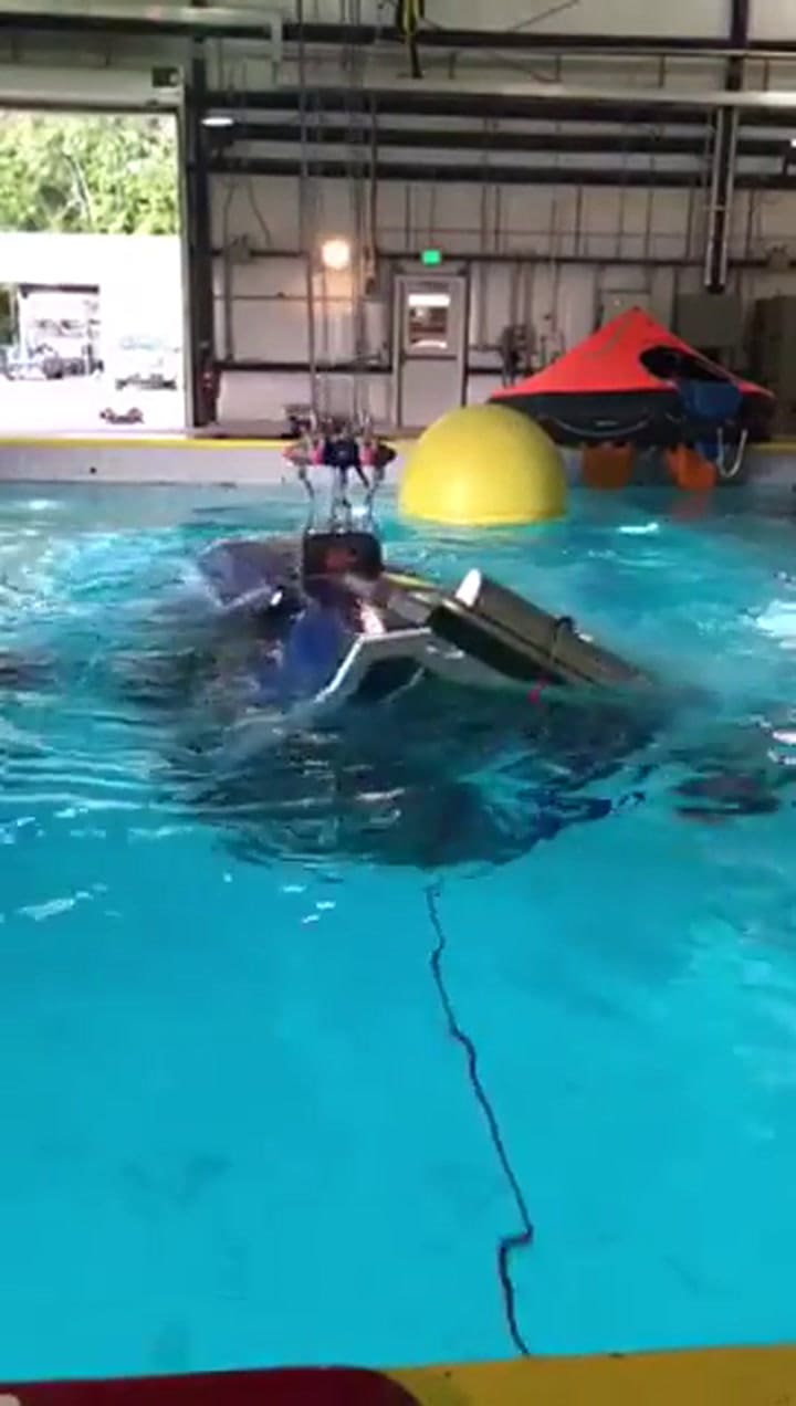 Así es el entrenamiento para pilotear helicópteros sobre agua