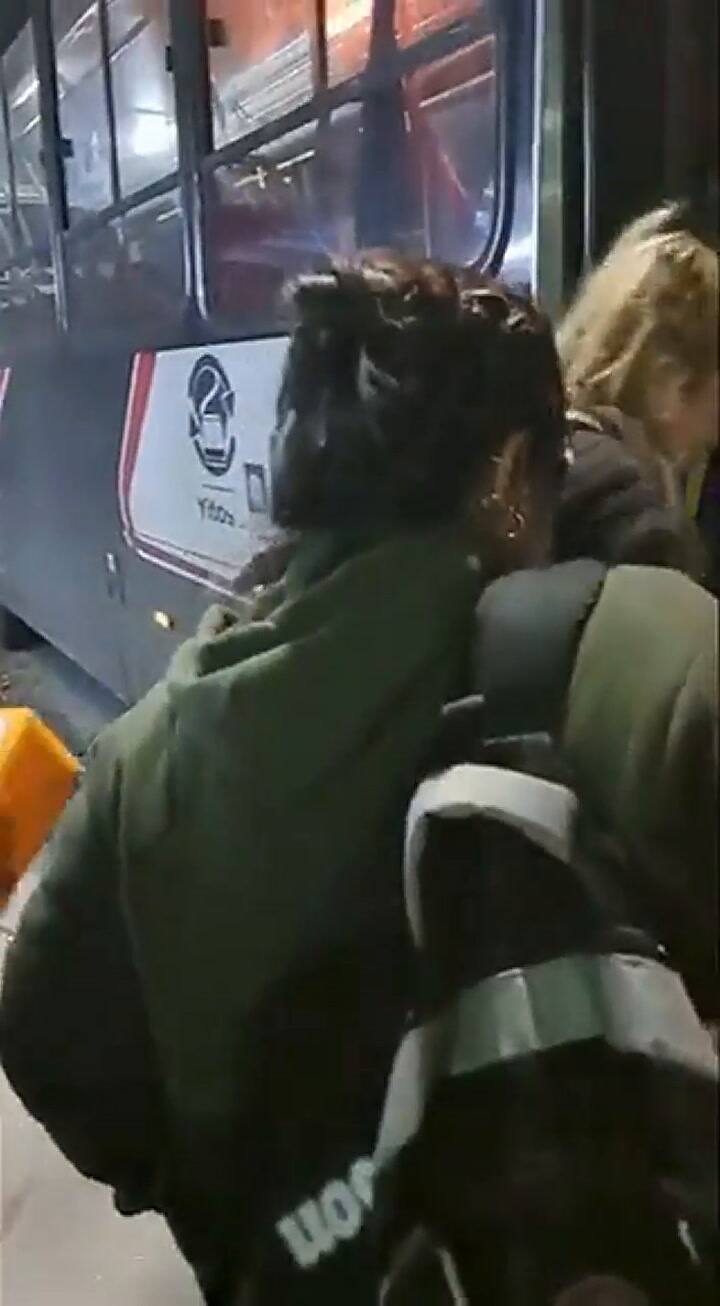 El “ángel” de las enfermeras: el colectivero que se volvió viral