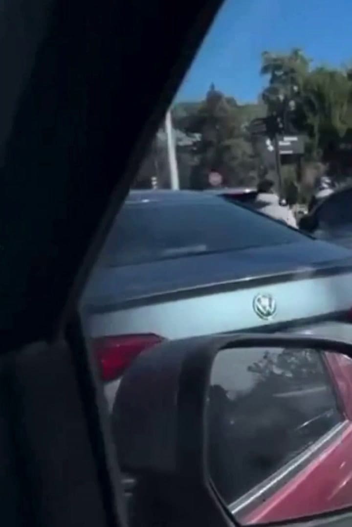 Dos motochorros le rompieron las ventanas y robaron a un conductor en pleno mediodía en Palermo