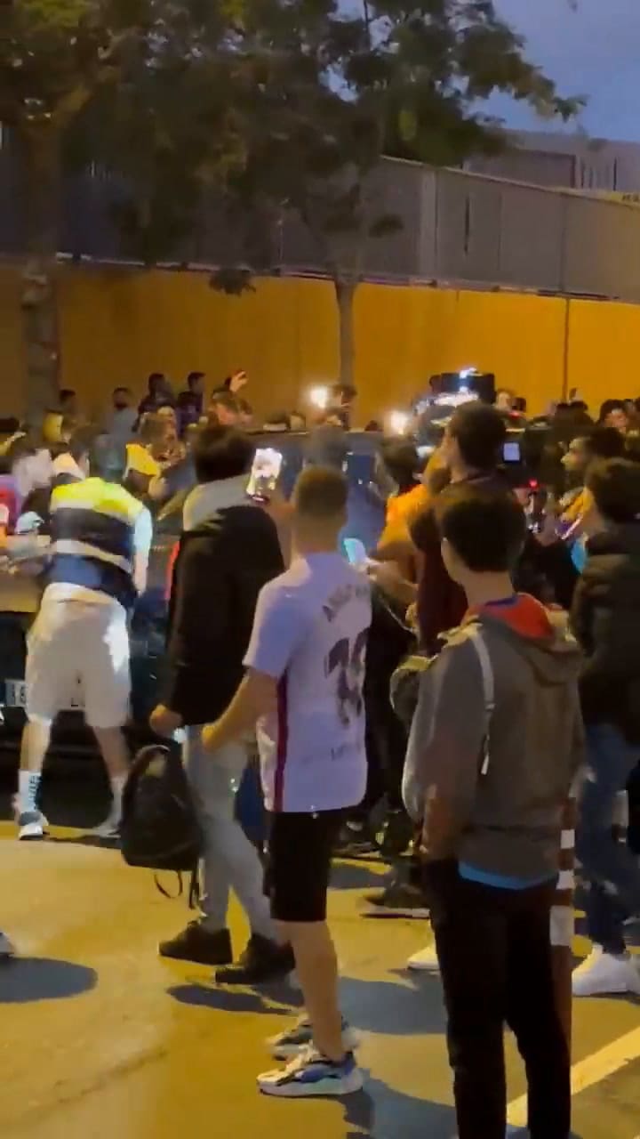 El ataque de los hinchas de Barcelona al auto de Ronald Koeman