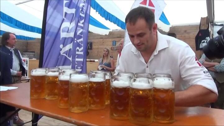Un alemán bate el récord mundial transportando 29 jarras de cerveza a la vez