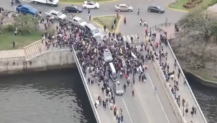 La toma que empequeñece a la caravana libertaria