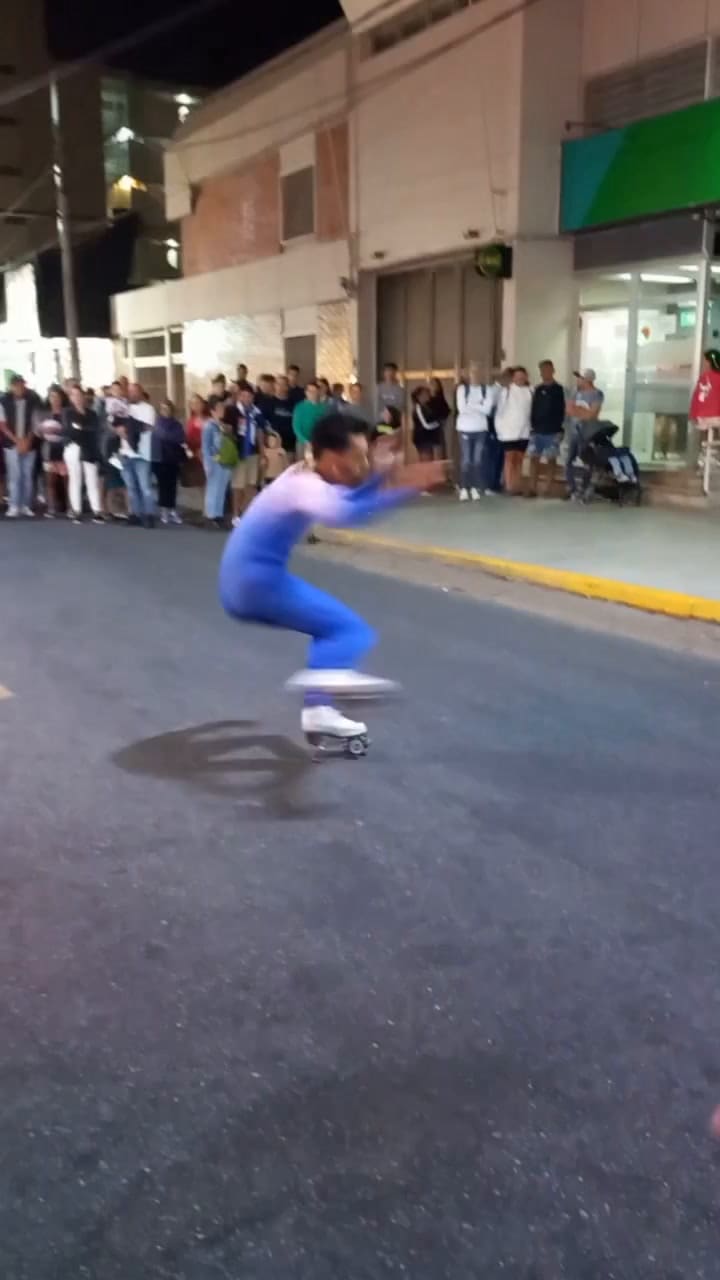 Lucas Benitez hace temporada de verano en las calles de San Bernardo