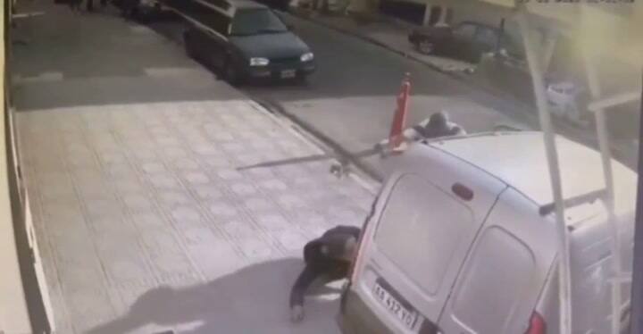 Robo en Isidro Casanova con un patrullero a metros de distancia