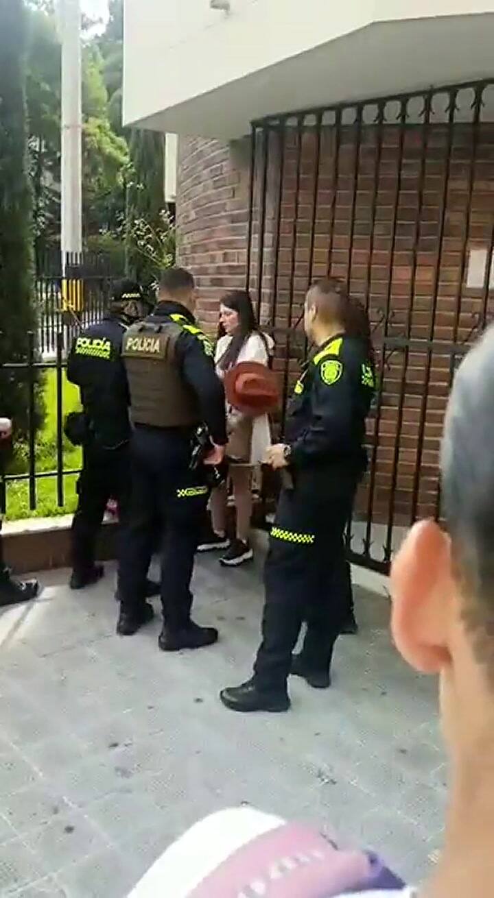 La mujer se fue de un restaurante sin pagar