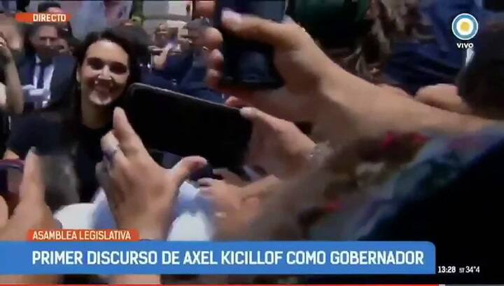 El gesto del hijo de Kicillof con un chico que le acercó una carta para su padre - Gentileza: TVP