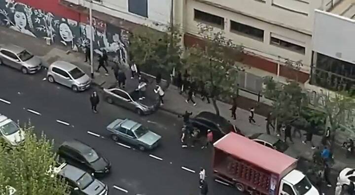 Corridas y tiros entre la bandas de Independiente, bajo la mirada de los vecinos de Avellaneda