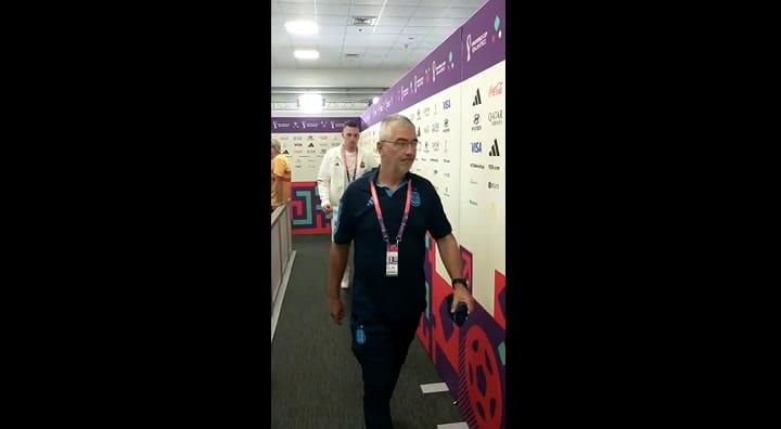 Expresiones adustas y de amargura en la retirada del plantel de Scaloni