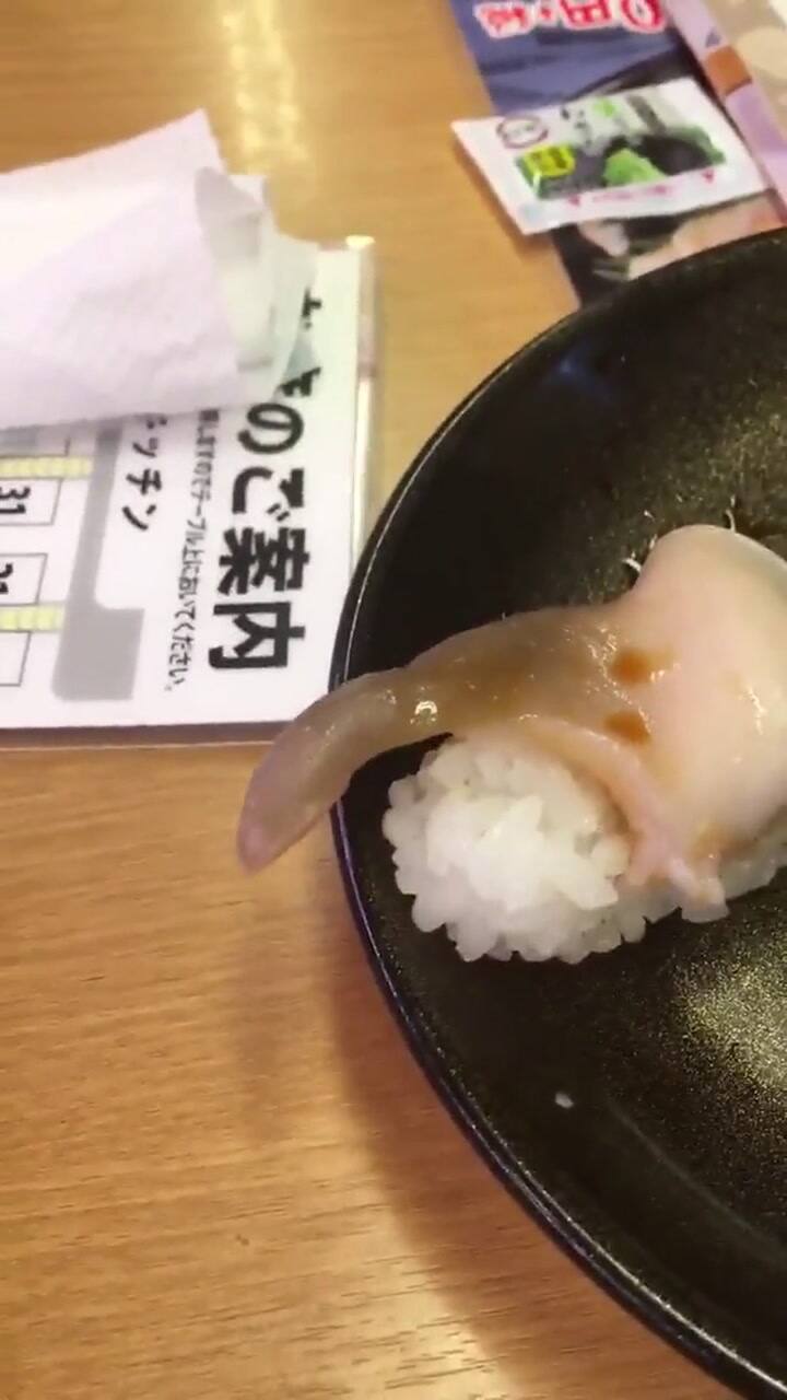 Una japonesa fue a comer sushi y el animal estaba vivo