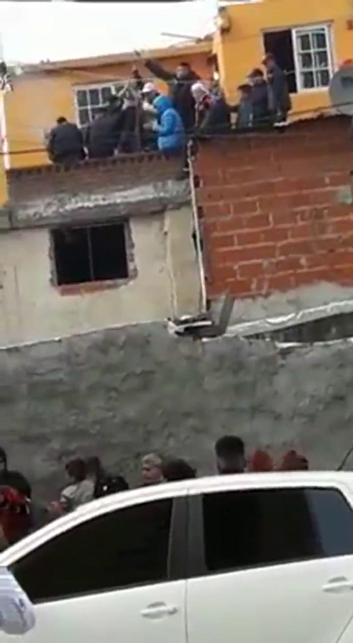 Con tiros al aire, despidieron a un delincuente que se suicidó cuando estaba por ser detenido