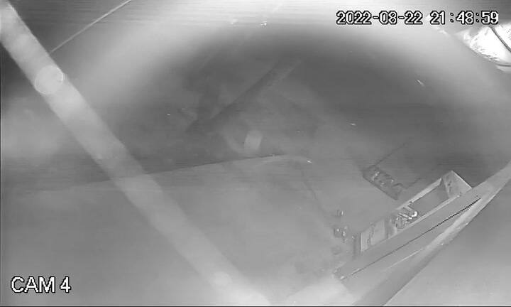 El momento en que el policía le dispara al ladrón que le robó su moto en Moreno