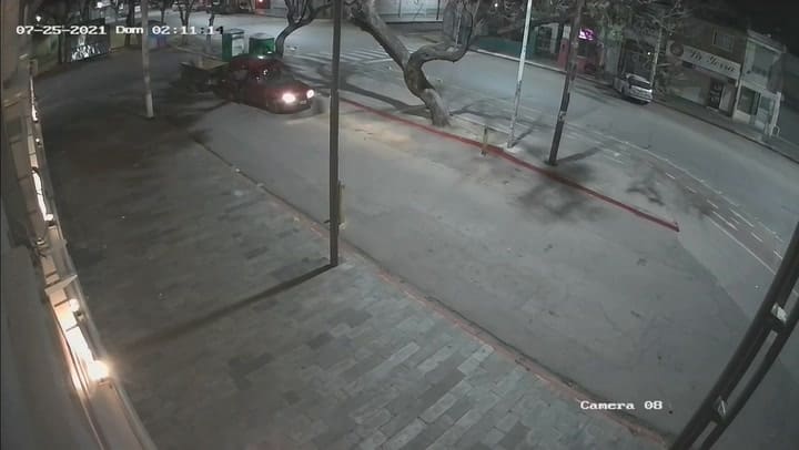 Las cámaras de seguridad captaron el momento del robo de un baño químico