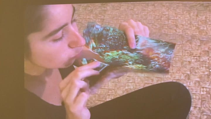 Fragmento de obra en video de Lia Chaia, "Comiendo paisajes", que se expone en la Embajada de Brasil en Roma, en el marco de Bienalsur