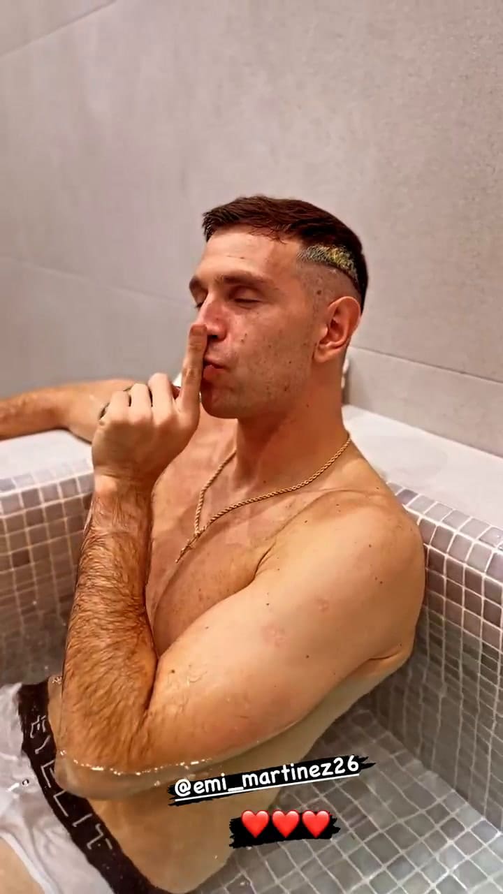 El baño de Dibu Martínez tras pasar a la final: la bandera y un mensaje