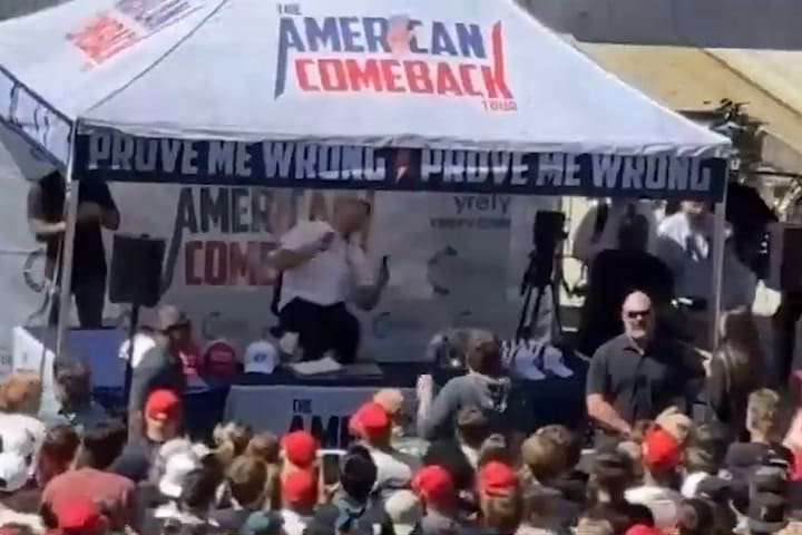 Disparan a Charlie Kirk en el cuello