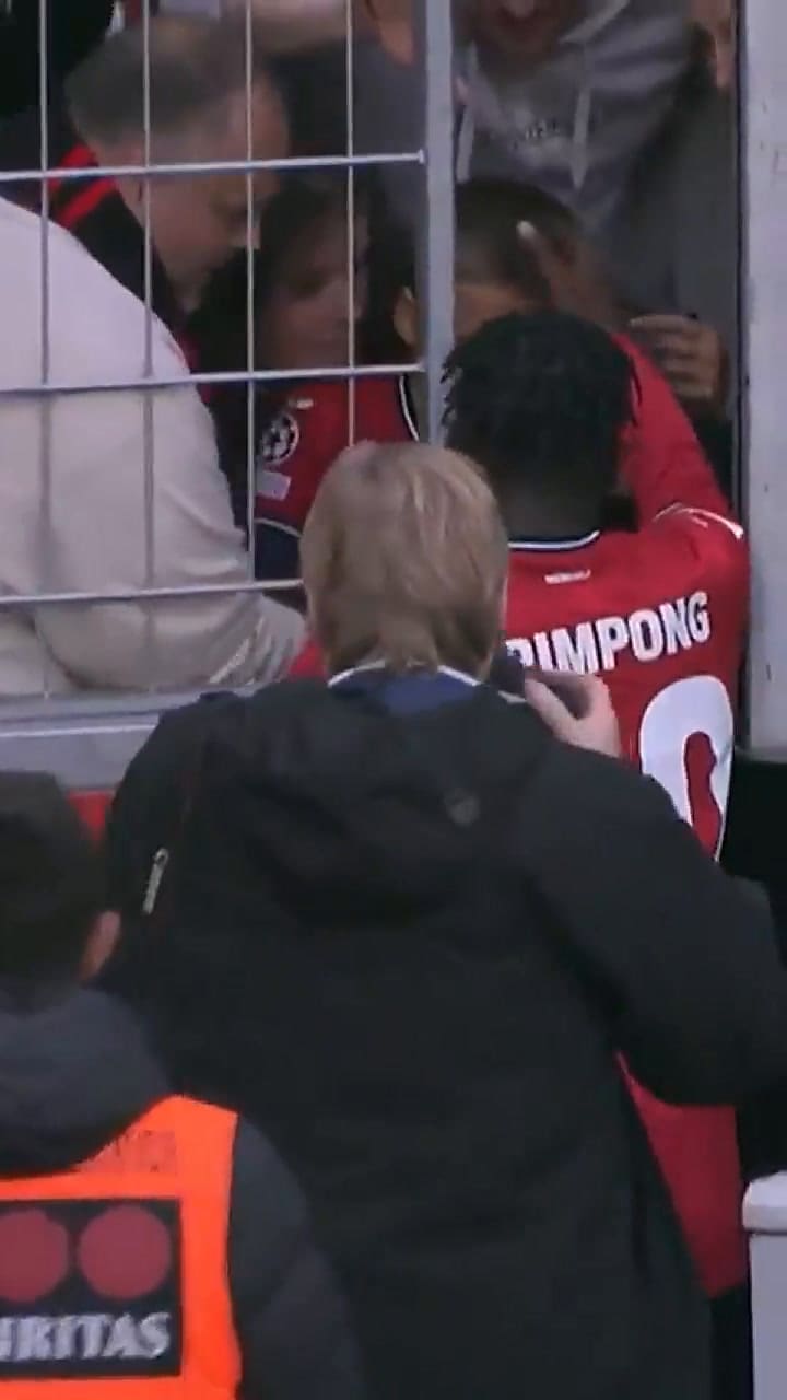 Jeremie Frimpong le pegó un pelotazo a un nene y le regaló su camiseta