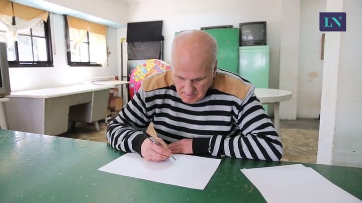 La especialista le pide a Gabriel que muestre sus habilidades ilustrativas