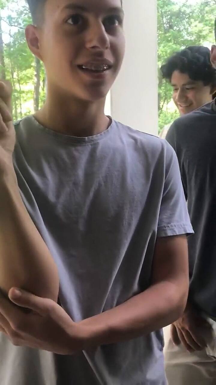 Una niñera recibió un regalo de su familia luego de mudarse a EE.UU.