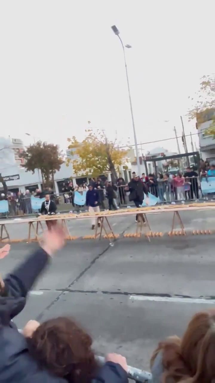 El momento en el que vecinos de Avellaneda se robaron pedazos del sándwich