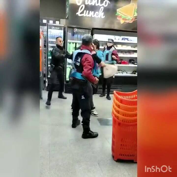 Quiso comprar cinco botellas de aceite, no lo dejaron y se enfrentó contra cinco policías